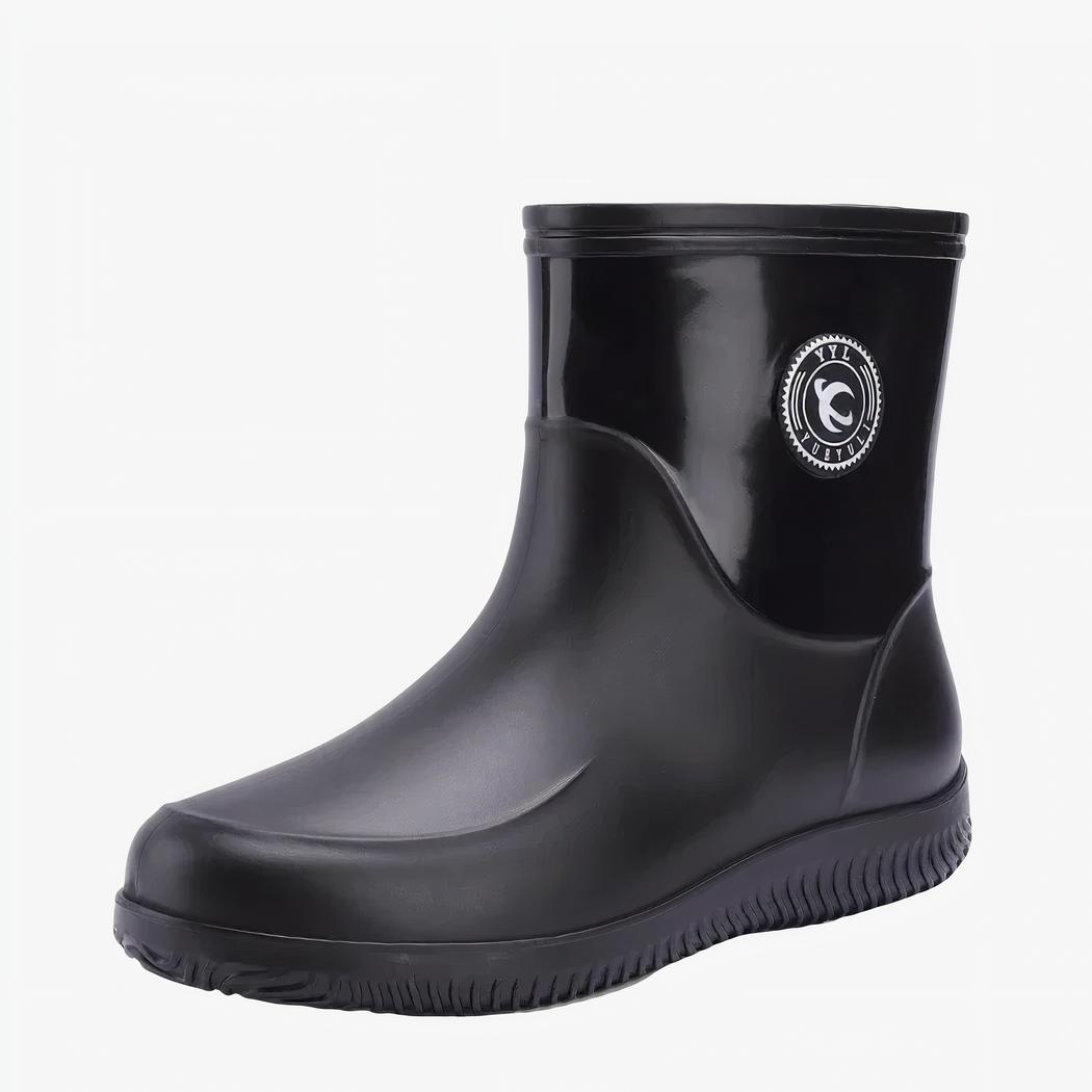 Botte de pluie homme robuste et confortable ici sur un fond blanc.