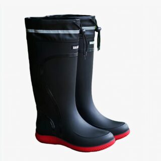 Botte de pluie homme avec semelle antidérapante ici sur un support en bois.