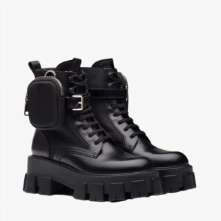 Botte avec pochette design et tendance sur fond blanc