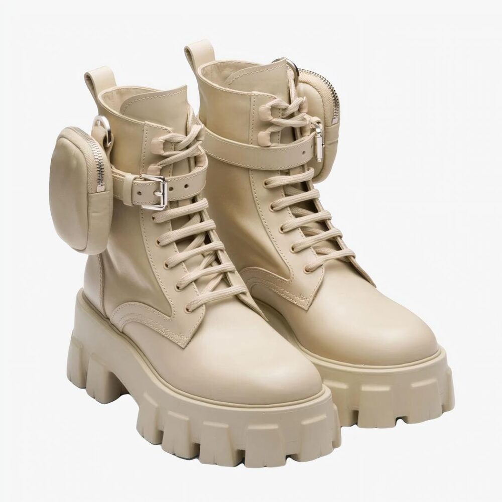 Botte avec pochette tendance et décontractée sur fond blanc