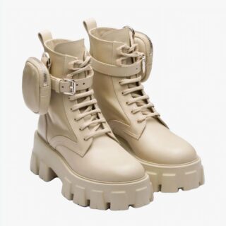 Botte avec pochette tendance et décontractée sur fond blanc