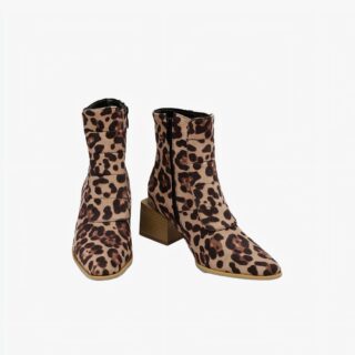 Botte talon carré à motif léopard sur fond blanc