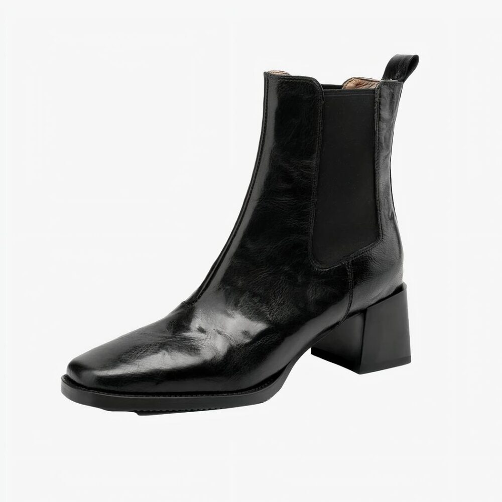 Botte talon carré noire en cuir sur fond blanc