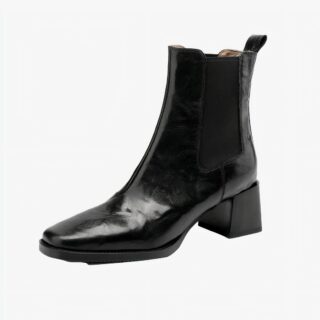 Botte talon carré noire en cuir sur fond blanc