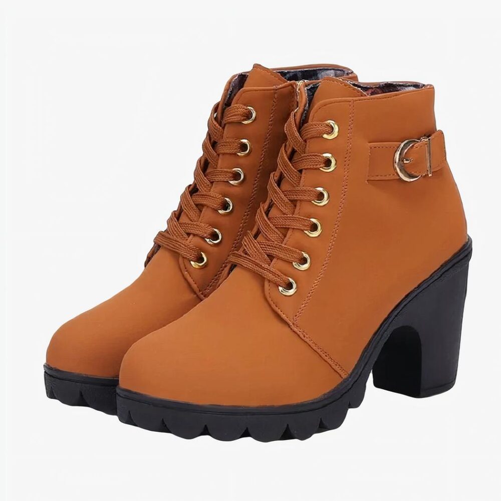 Botte à talon femme look distingué ici sur un fond blanc.