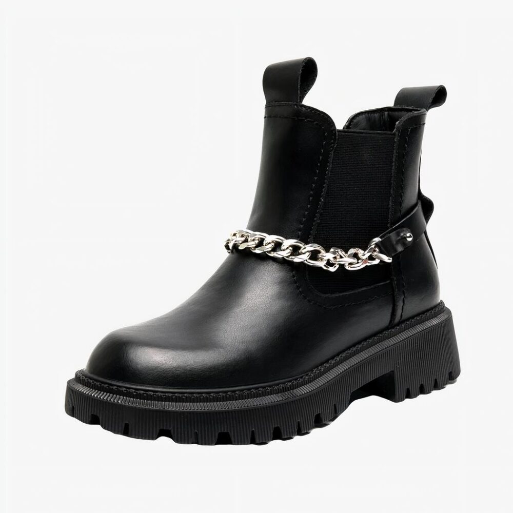 Bottine femme en cuir avec chaîne sur fond blanc
