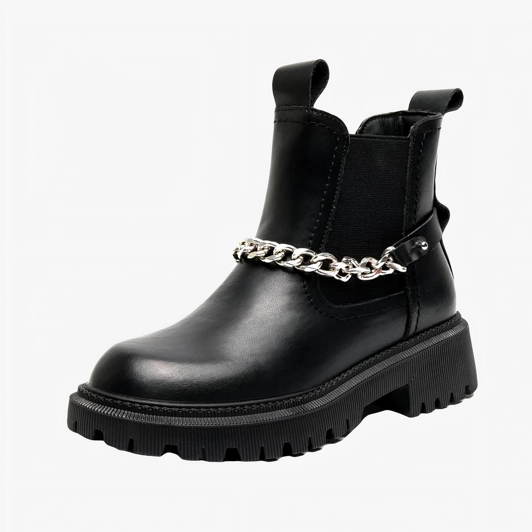 Bottine femme en cuir avec chaîne sur fond blanc