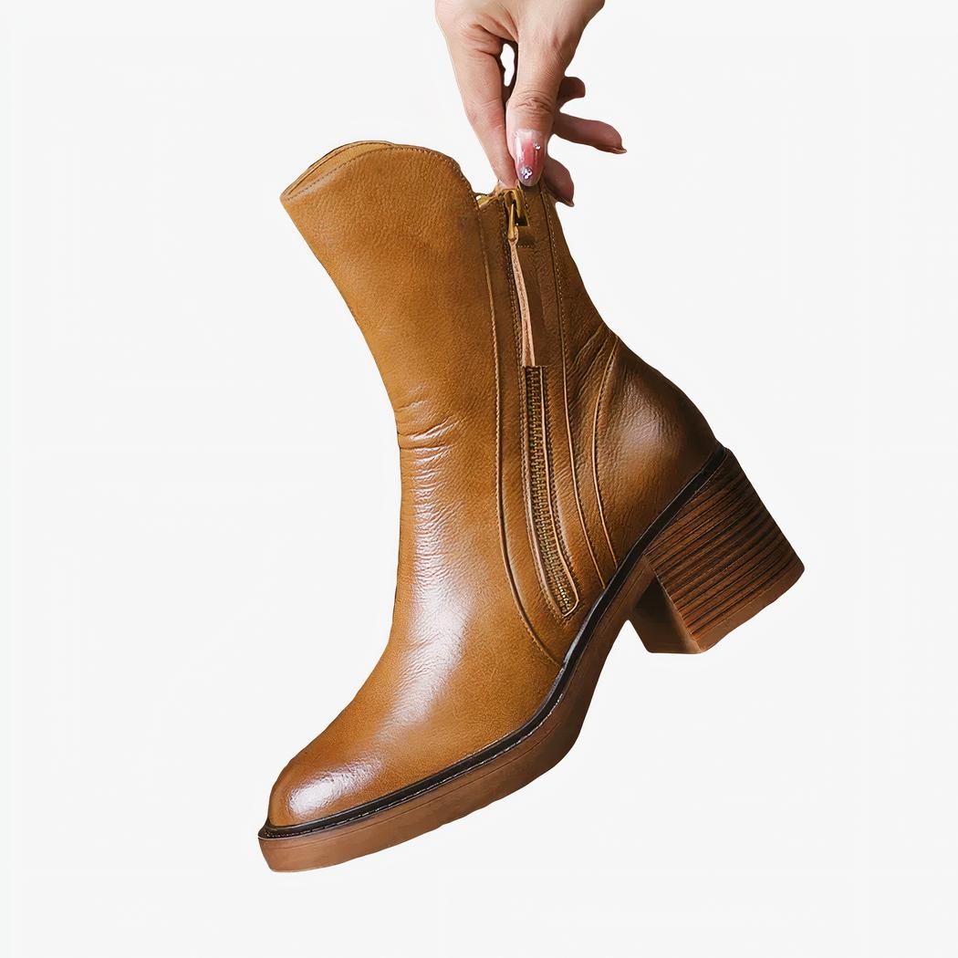 Bottine femme marron en simili cuir ici sur un fond marron.