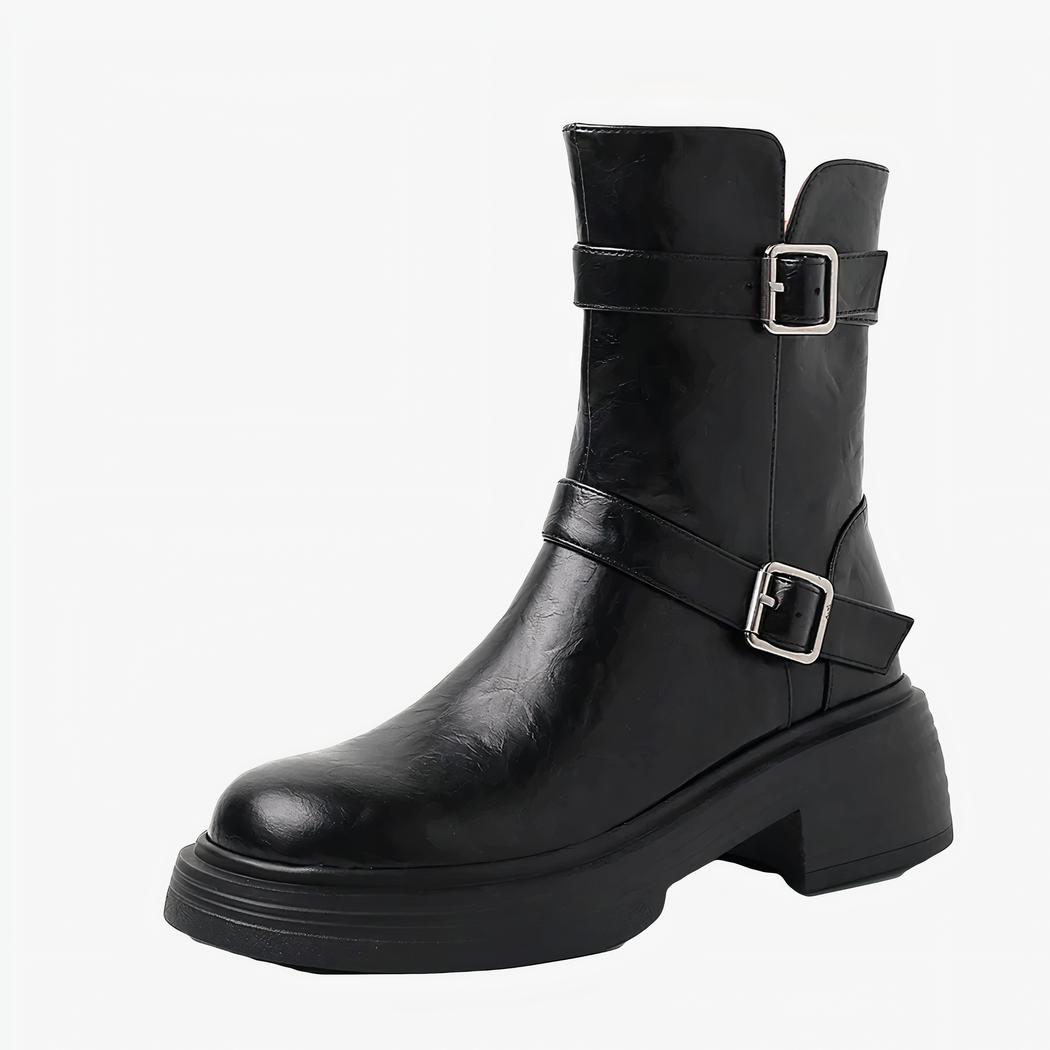 Bottine femme noire en cuir sur fond blanc