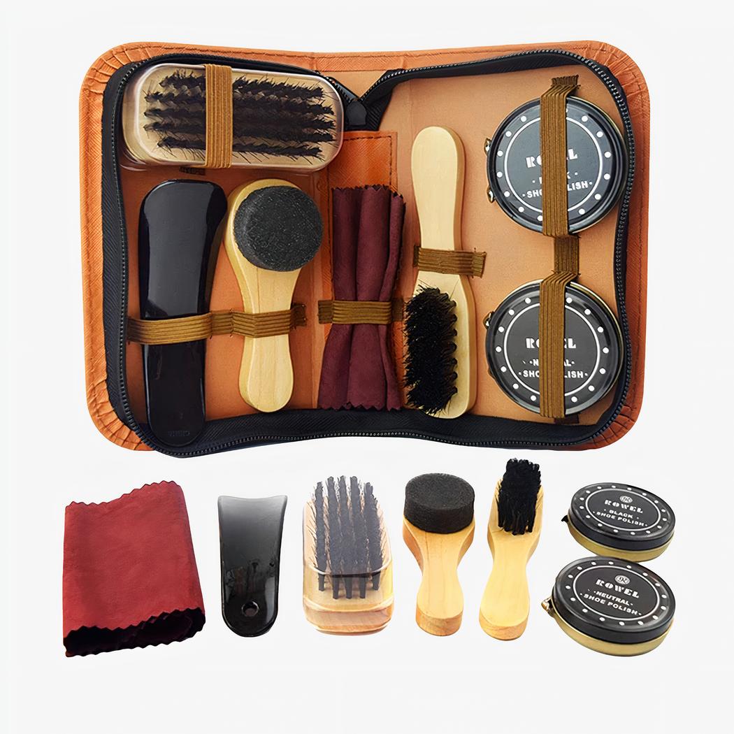 Kit d’entretien portable pour botte sur fond blanc