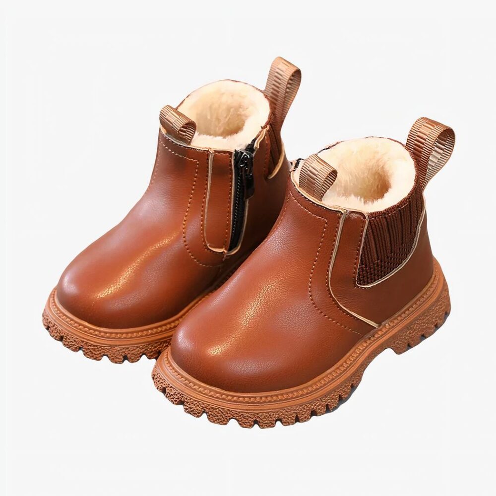Botte fille marron et fourrée en simili cuir sur fond gris