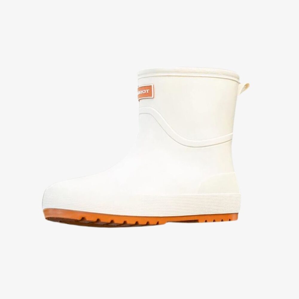 Botte de pluie femme imperméable et confortable sur fond blanc