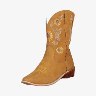 Botte camel élégante avec fleurs brodées sur fond blanc