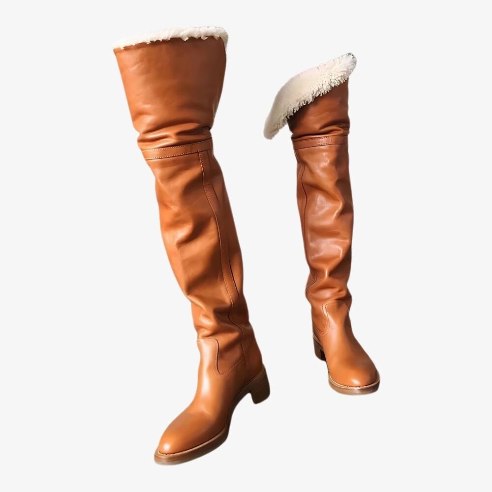 Botte camel haute et fourrée en cuir sur fond blanc