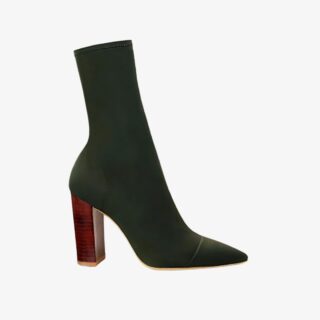 Botte chaussette classe à talon sur fond blanc