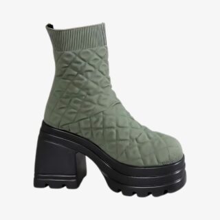 Botte chaussette femme verte avec talon et semelle épaisse sur fond blanc
