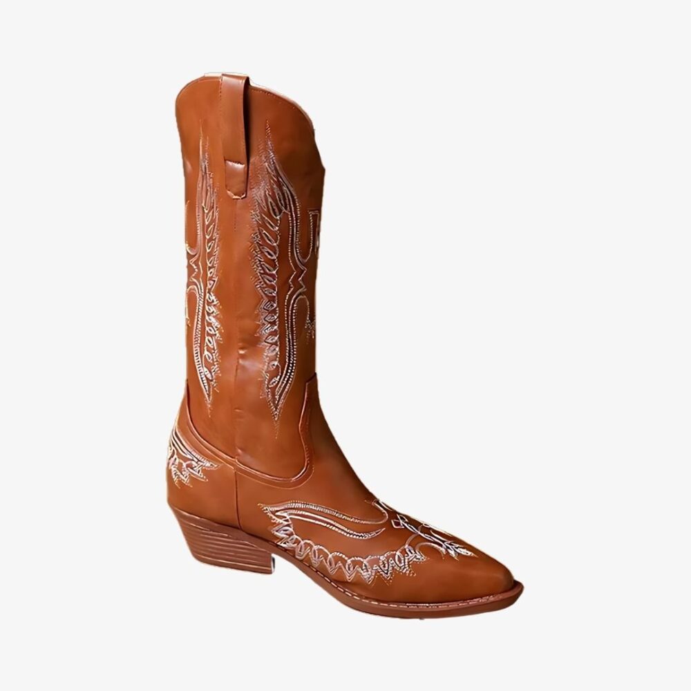 Botte cowboy femme marron avec motifs brodéssur fond blanc