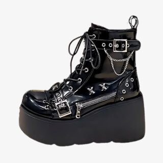 Botte gothique femme avec chaîne métallique sur fond blanc