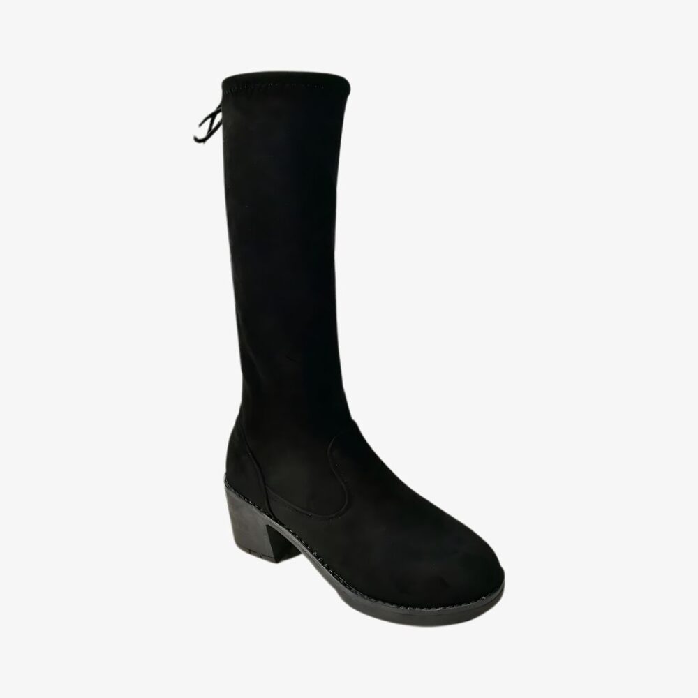 Botte haute femme avec lacet sur fond blanc