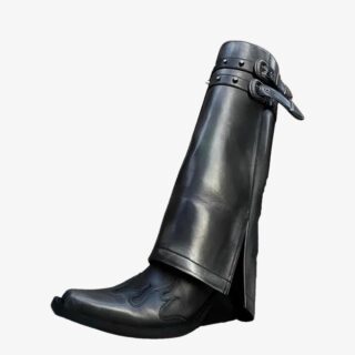 Botte haute femme de style cowboy sur fond blanc