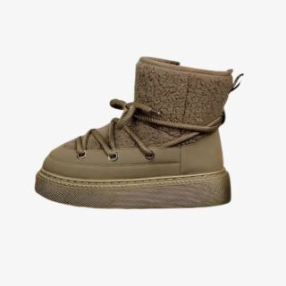 Botte hiver courte imperméable en peluche sur fond blanc