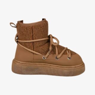 Botte hiver tendance et design en peluche sur fond blanc