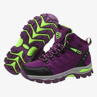 Botte de marche femme violette et tendance sur fond blanc