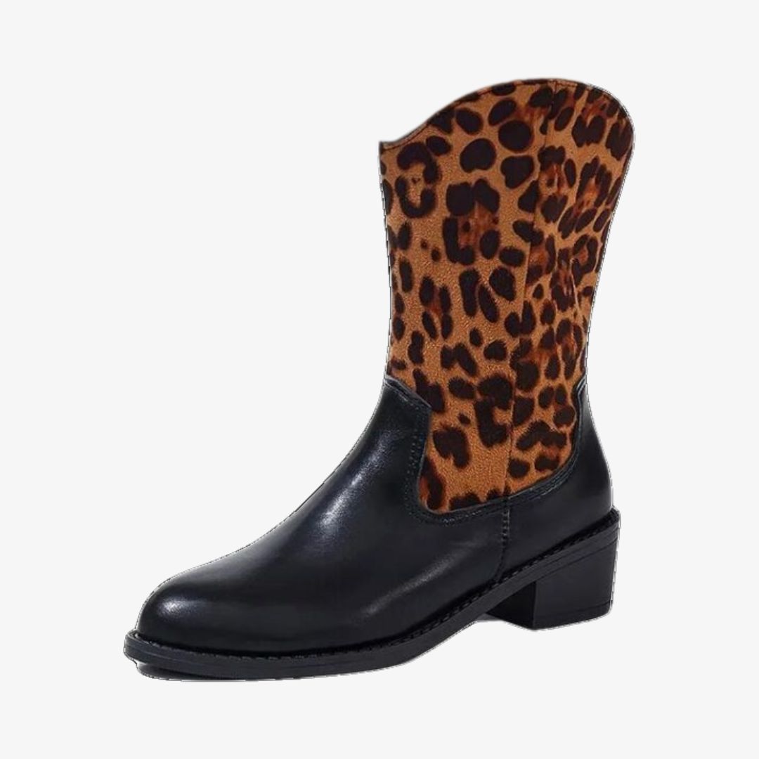 Botte mi-haute à motifs léopard pour femme sur fond blanc