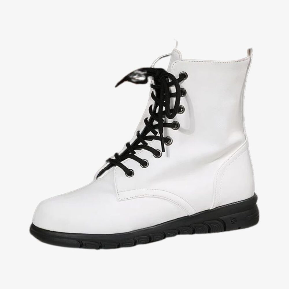 Botte militaire femme blanche avec lacets sur fond blanc