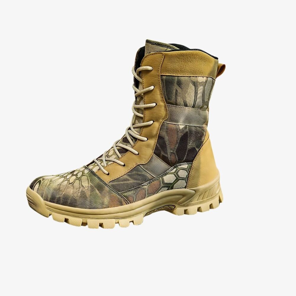 Botte militaire femme avec motif peau de serpent sur fond blanc