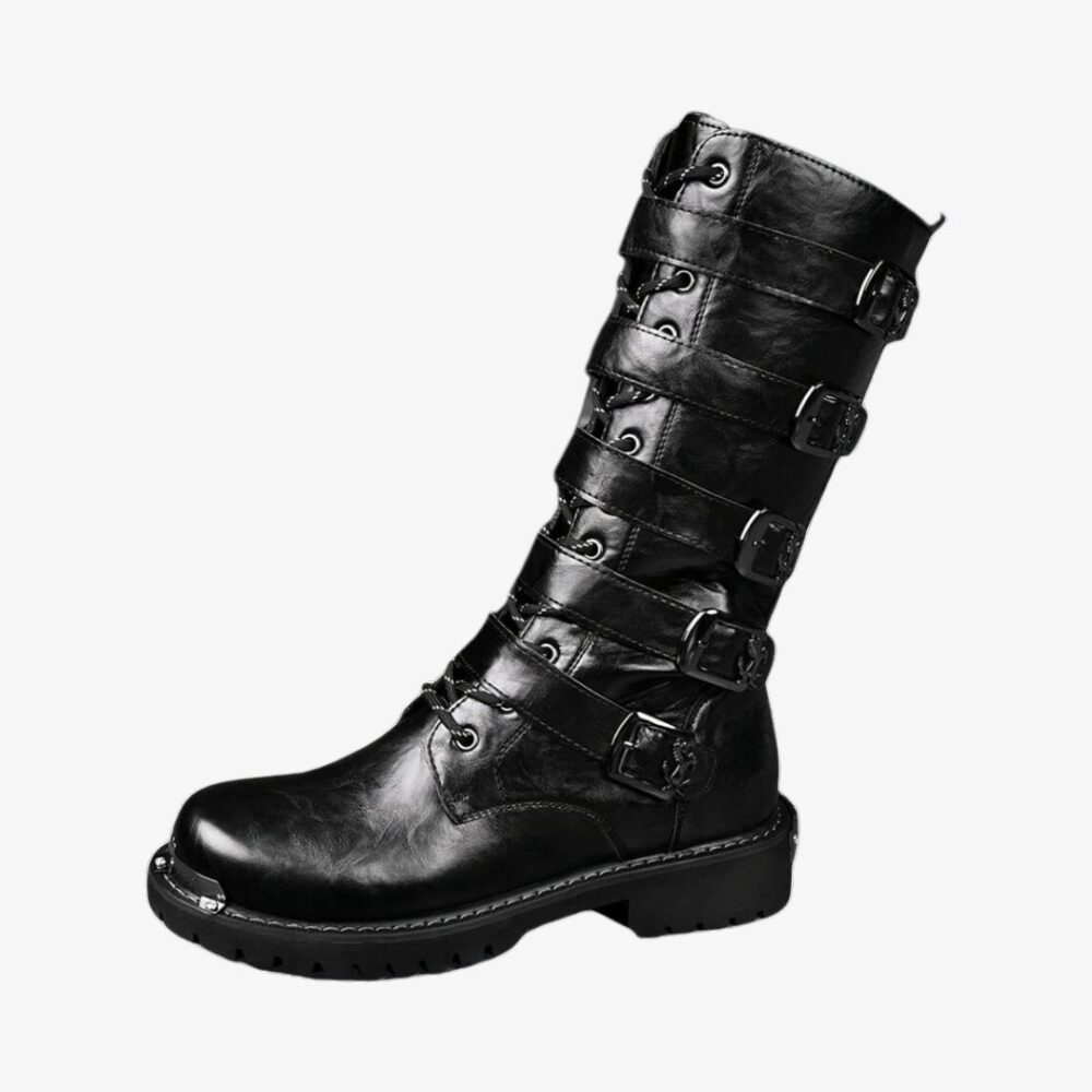 Botte mollet large homme de style punk sur fond blanc