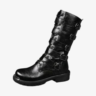 Botte mollet large homme de style punk sur fond blanc