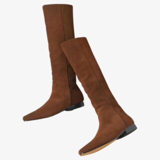 Botte plate marron en cuir suédé pour femme sur fond blanc