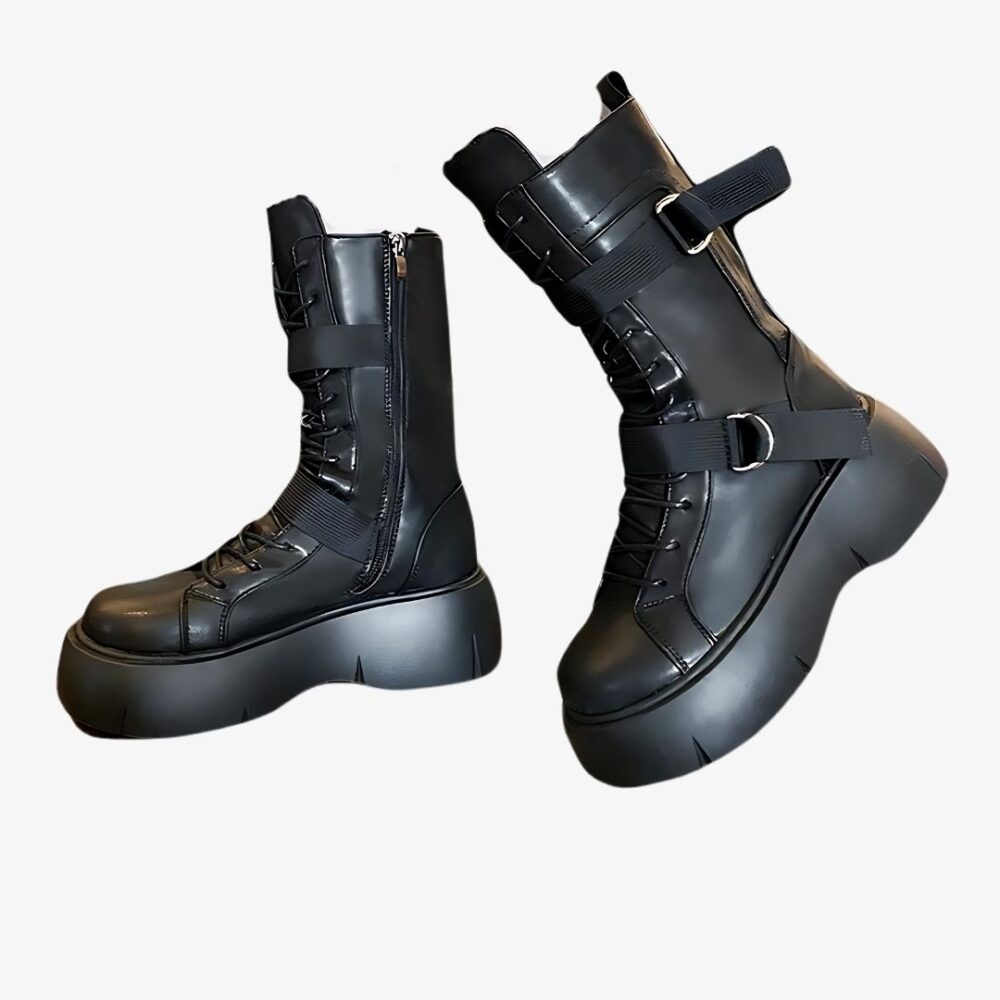 Botte plateforme femme noire à lacets sur fond blanc