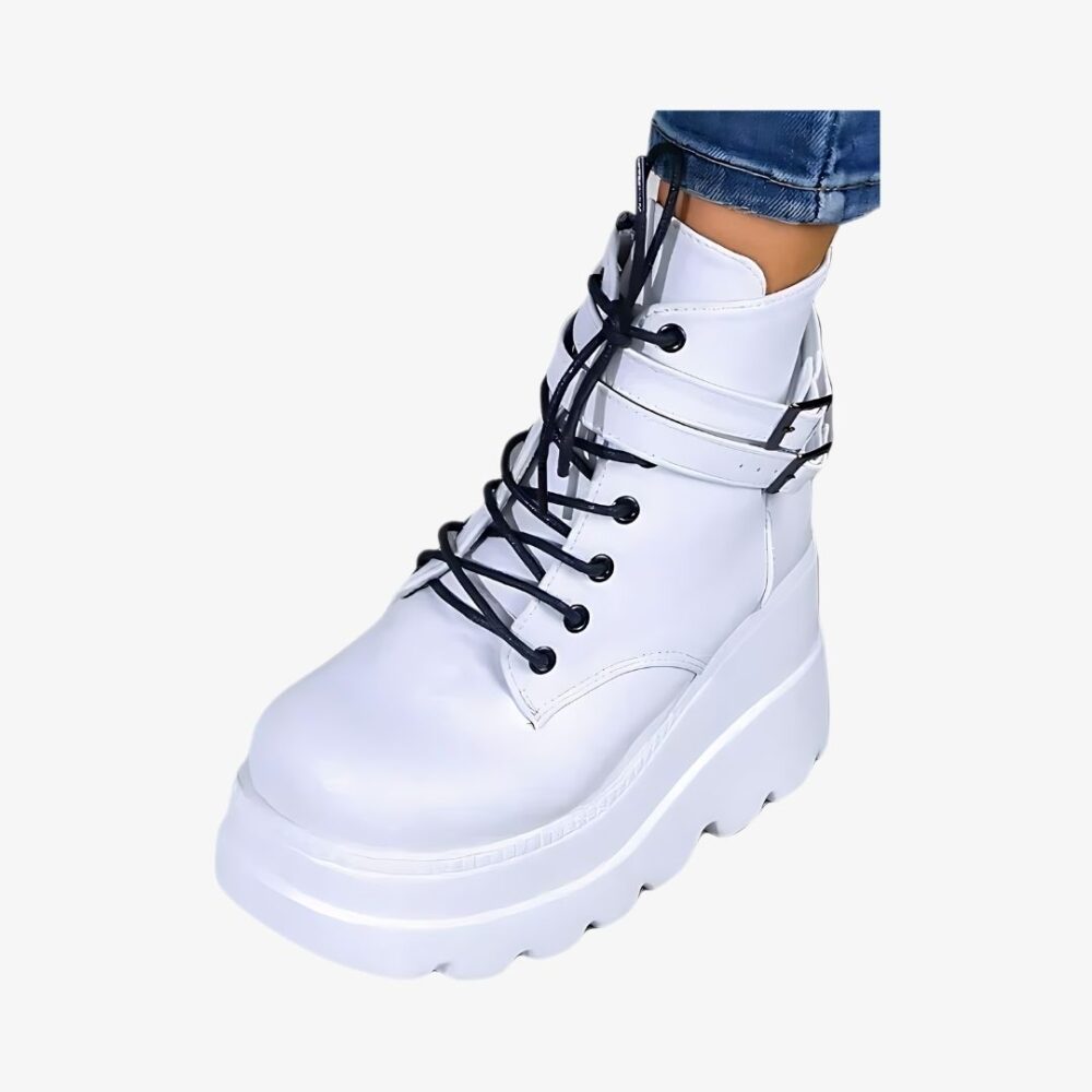 Botte plateforme femme style moderne à lacets sur fond blanc