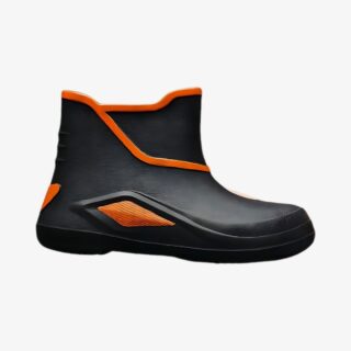 Botte de pluie homme de style moderne sur fond blanc