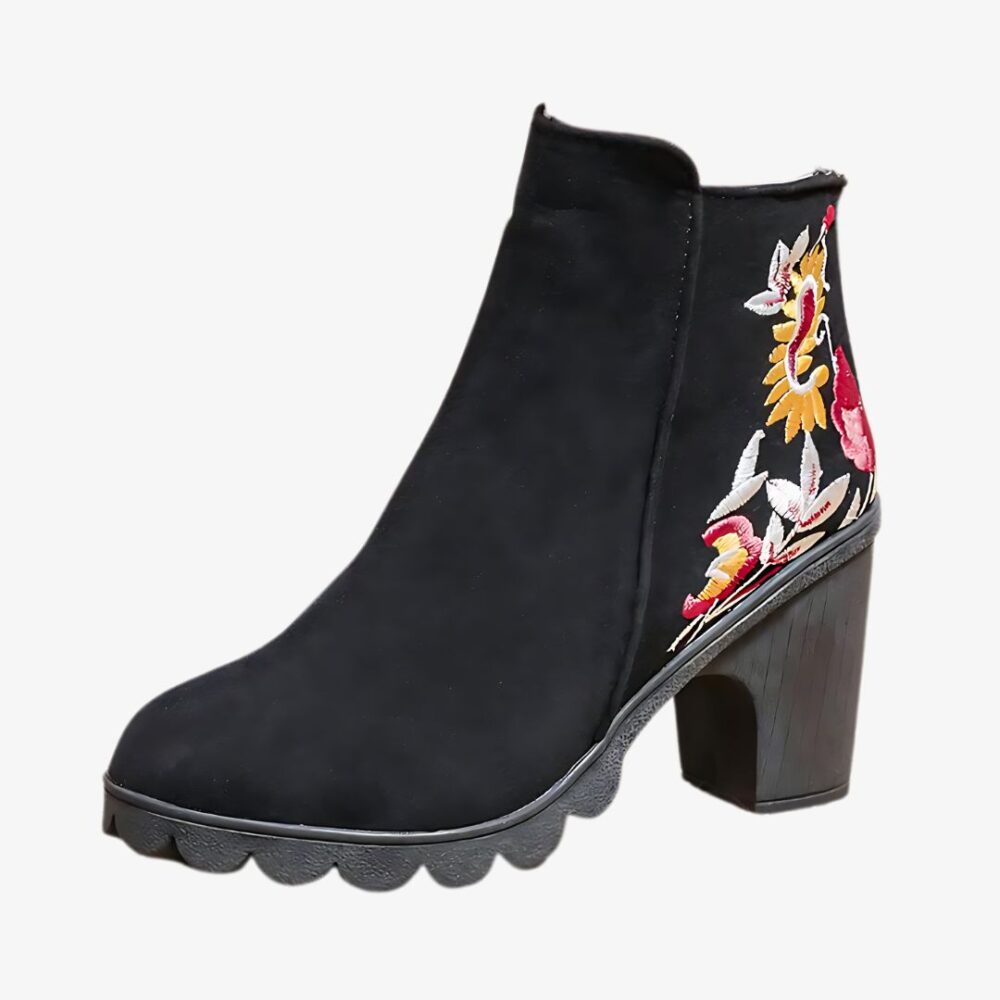 Bottine femme avec des motifs floraux sur fond blanc