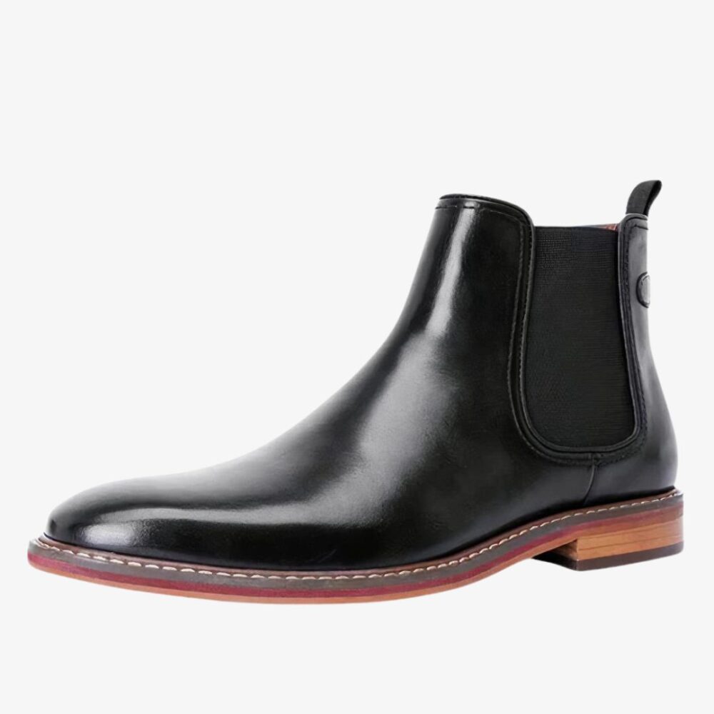 Bottine pour homme élégante en cuir noir sur fond blanc