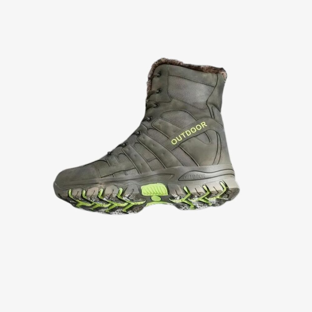 Botte de ski homme verte imperméable et fourrée sur fond blanc
