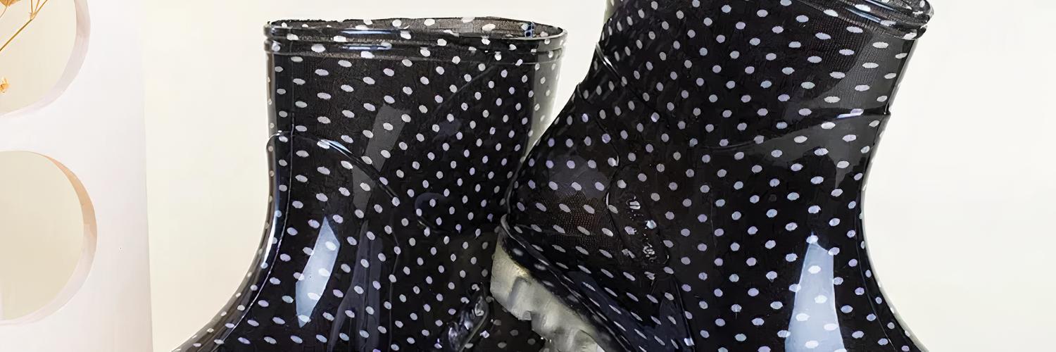 botte-de-pluie-femme-noire-avec-motifs-a-pois-3-image-2.jpg
